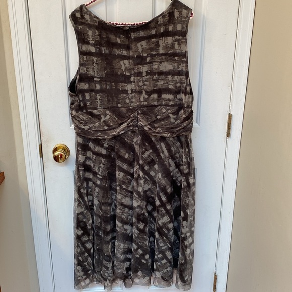 Sleeveless Sheer Fabric Dress - Picture 4 of 4